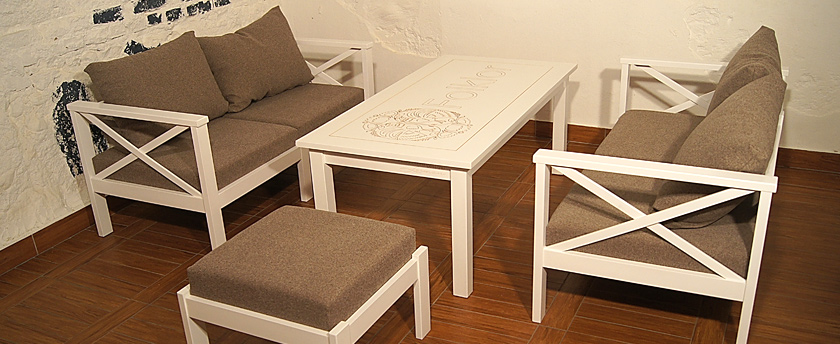 Kanapa, stół jadalny oraz krzesła do pokoju dziennego